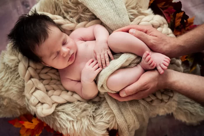 Bébé qui dort lors d'une séance photo nouveau né en studio