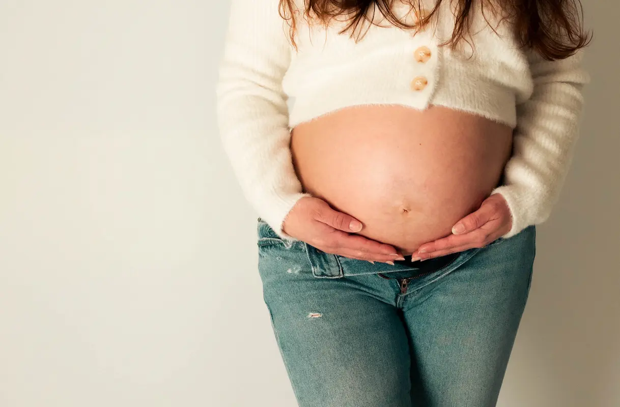 femme enceinte tient son ventre