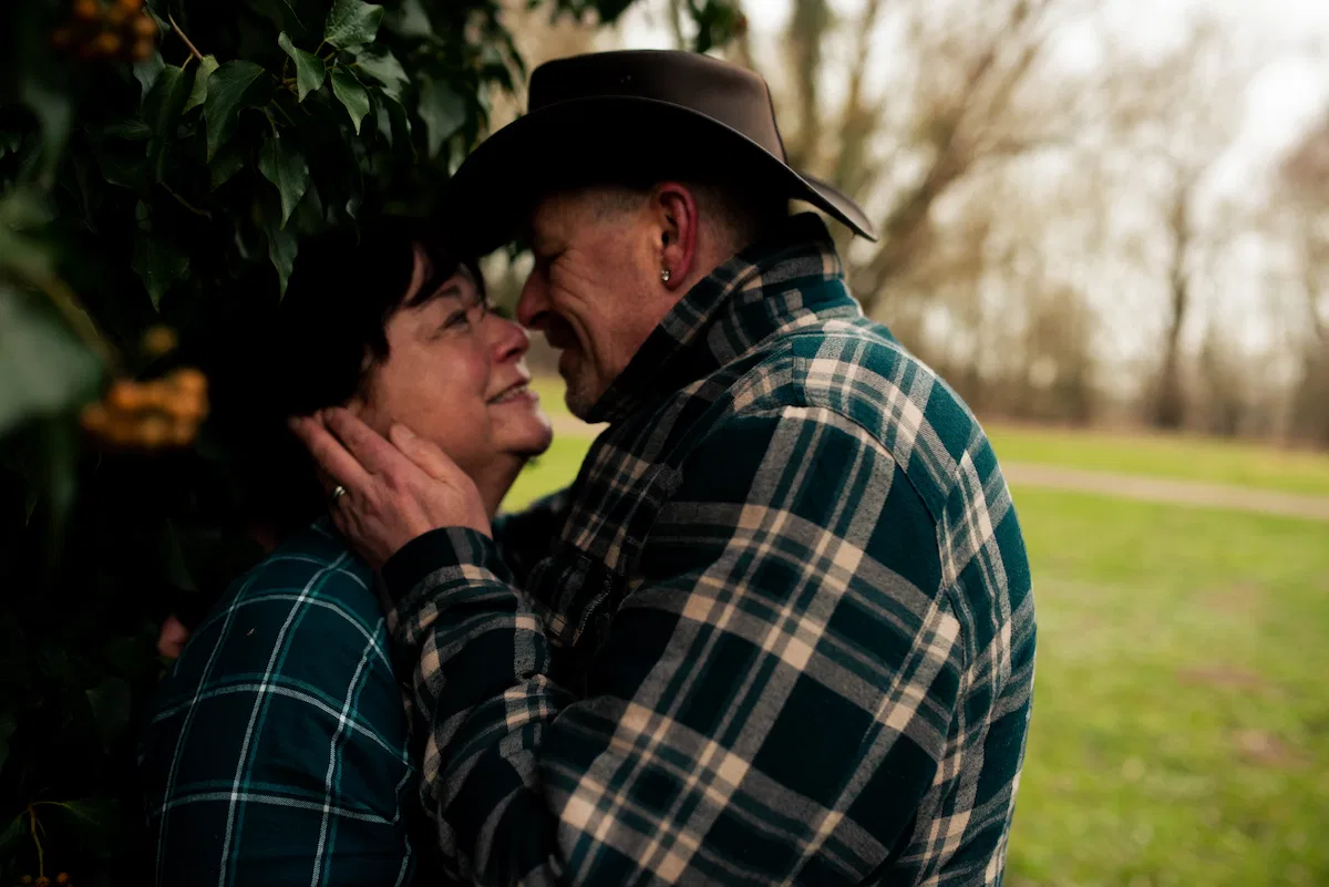 un homme et sa femme tête contre tête se regardent amoureusement