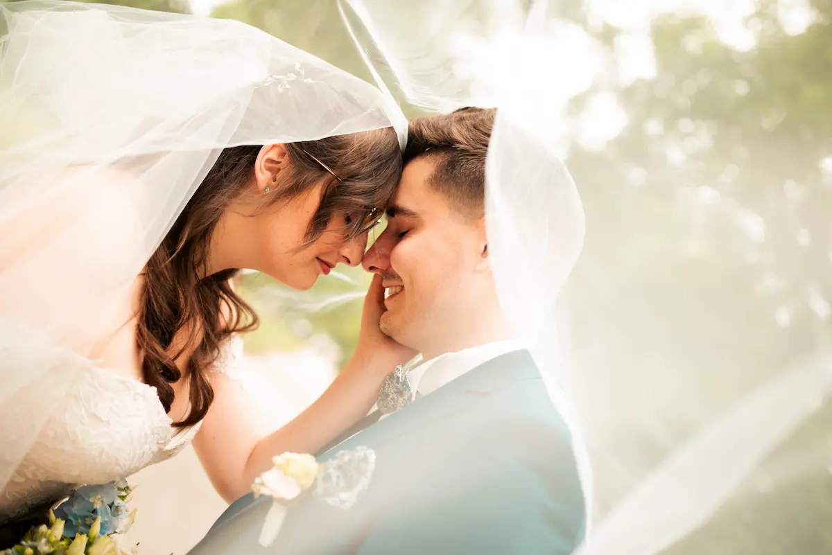 le mari et sa femme pendant leur shooting de mariage tête contre tête