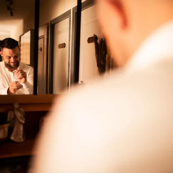 le futur marié se prepare devant un miroir